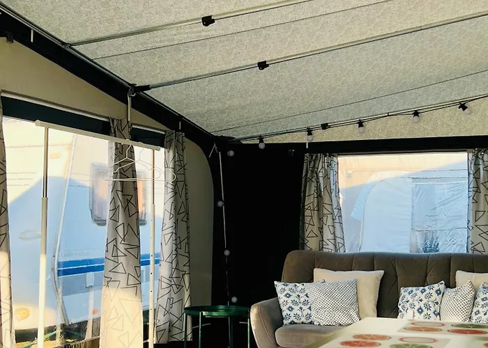 مكان تخييم Przyczepa Kempingowa Pomello *